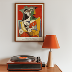 Mockup av Picasso Woman Sitting In affisch på vägg – köp enkelt hos Posternord i hög kvalitet