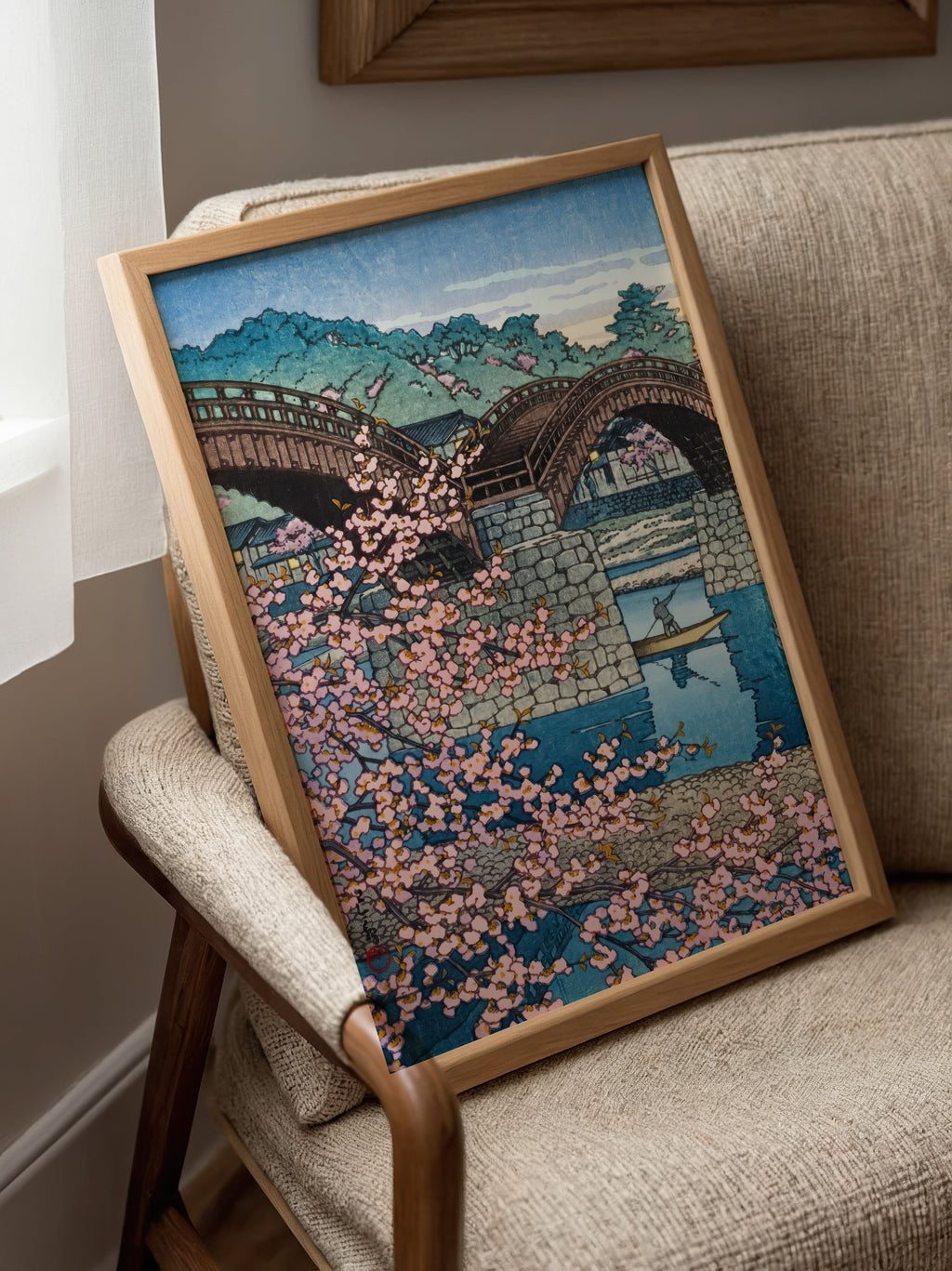 Spring Evening at Kintai affisch i ljust minimalistiskt vardagsrum – köp enkelt hos Posternord
