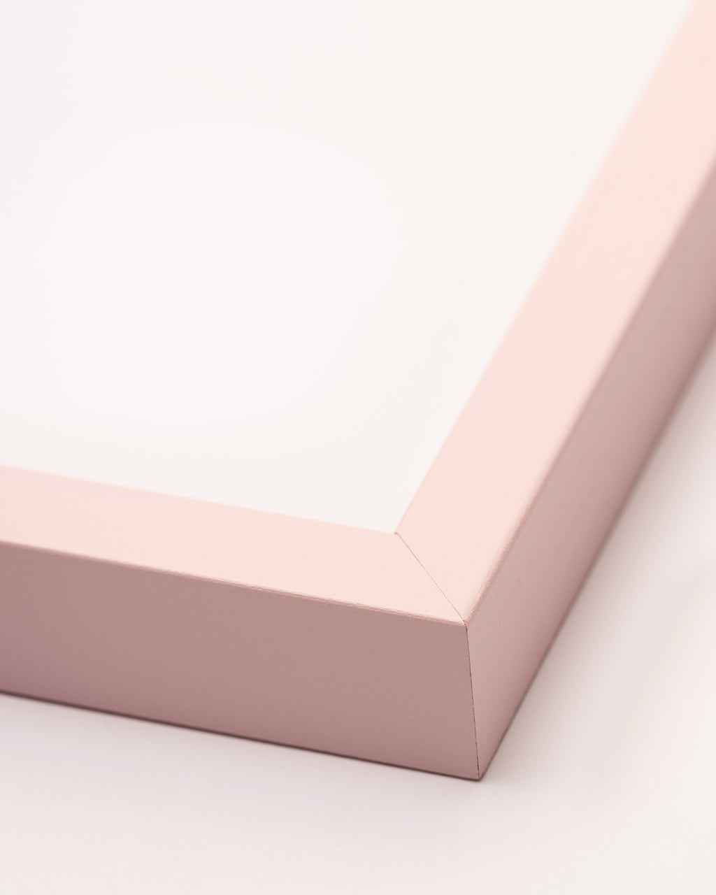 Posterram i Ek – Rosa närbild på materialet – kvalitetsram från Posternord