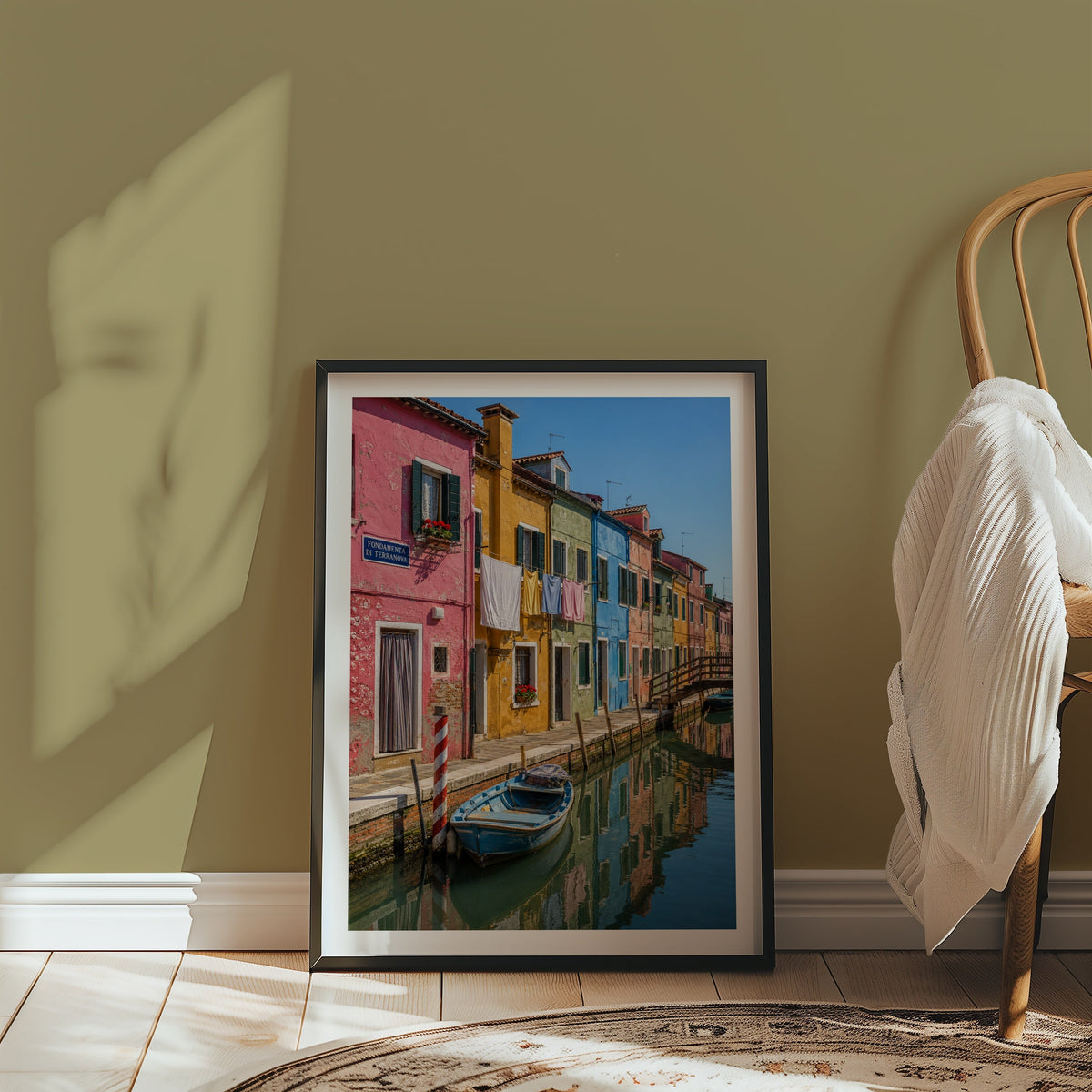 Marco Ricci Burano Fondamenta Poster – färggranna husfasader längs Buranos kanal i Italien