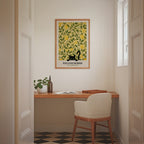 Cat in the Lemon Grove William Morris Poster – svart katt bland William Morris citronträdsmönster i gult