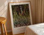 Mockup av Claude Monet The Garden Gate affisch på vägg – köp enkelt hos Posternord i hög kvalitet