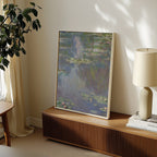 Claude Monet Water Lilies Blue 1907 affisch ovanför säng i minimalistiskt stilrent sovrum – Posternord