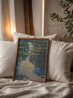 Claude Monet Water Lilies Green 1907 affisch ovanför säng i minimalistiskt stilrent sovrum – Posternord