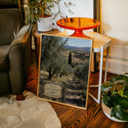 Marco Ricci Podere San Giorgio Toscana Poster – toskansk landsväg kantad av cypresser och vingårdar